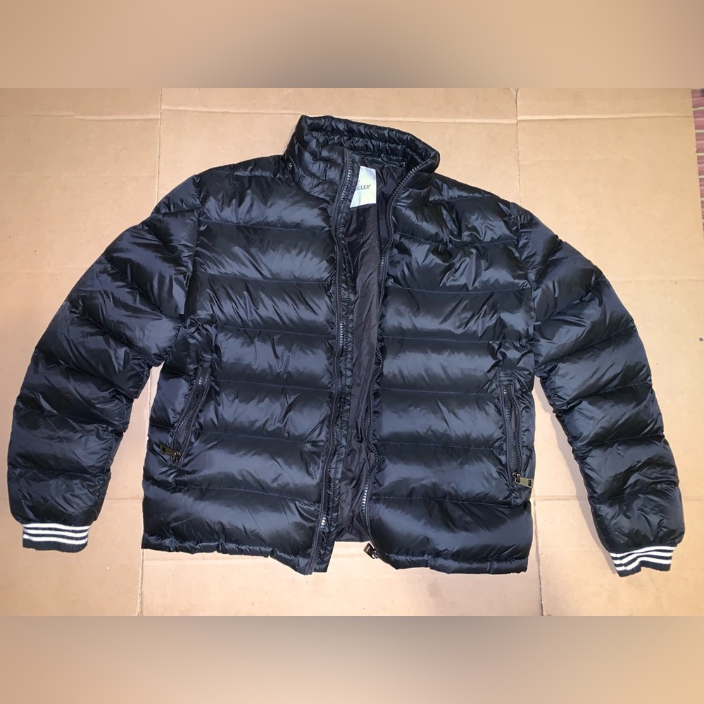 Moncler NEEDS REPAIR Men’s Goose jacket Black size 5 (Large)